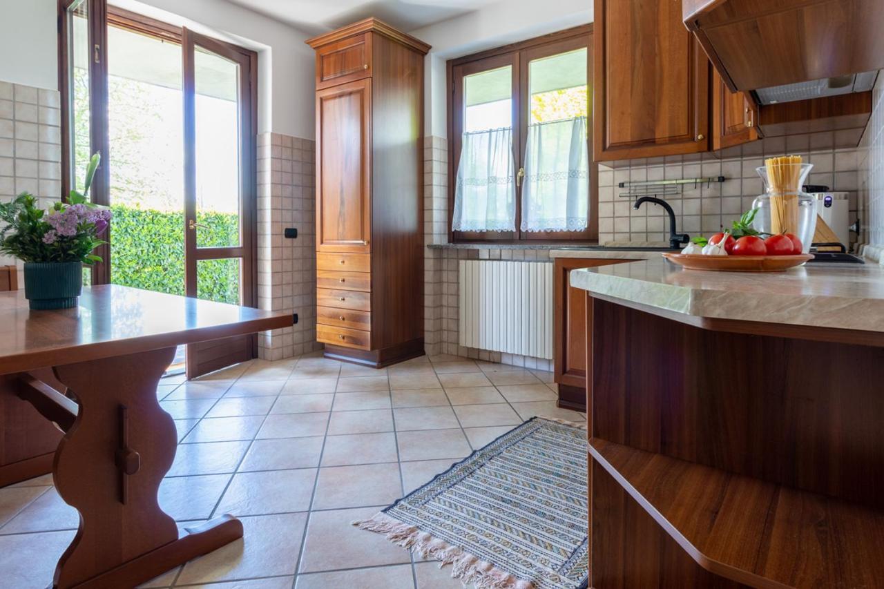Profumodilago Angera Exteriér fotografie